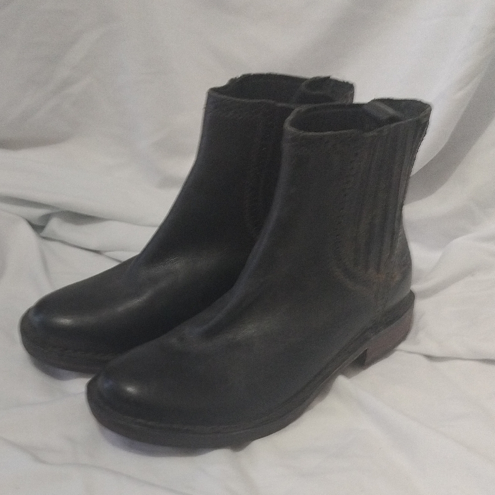 Ugg Caraby Black Leather Ankle Boots Sz 7